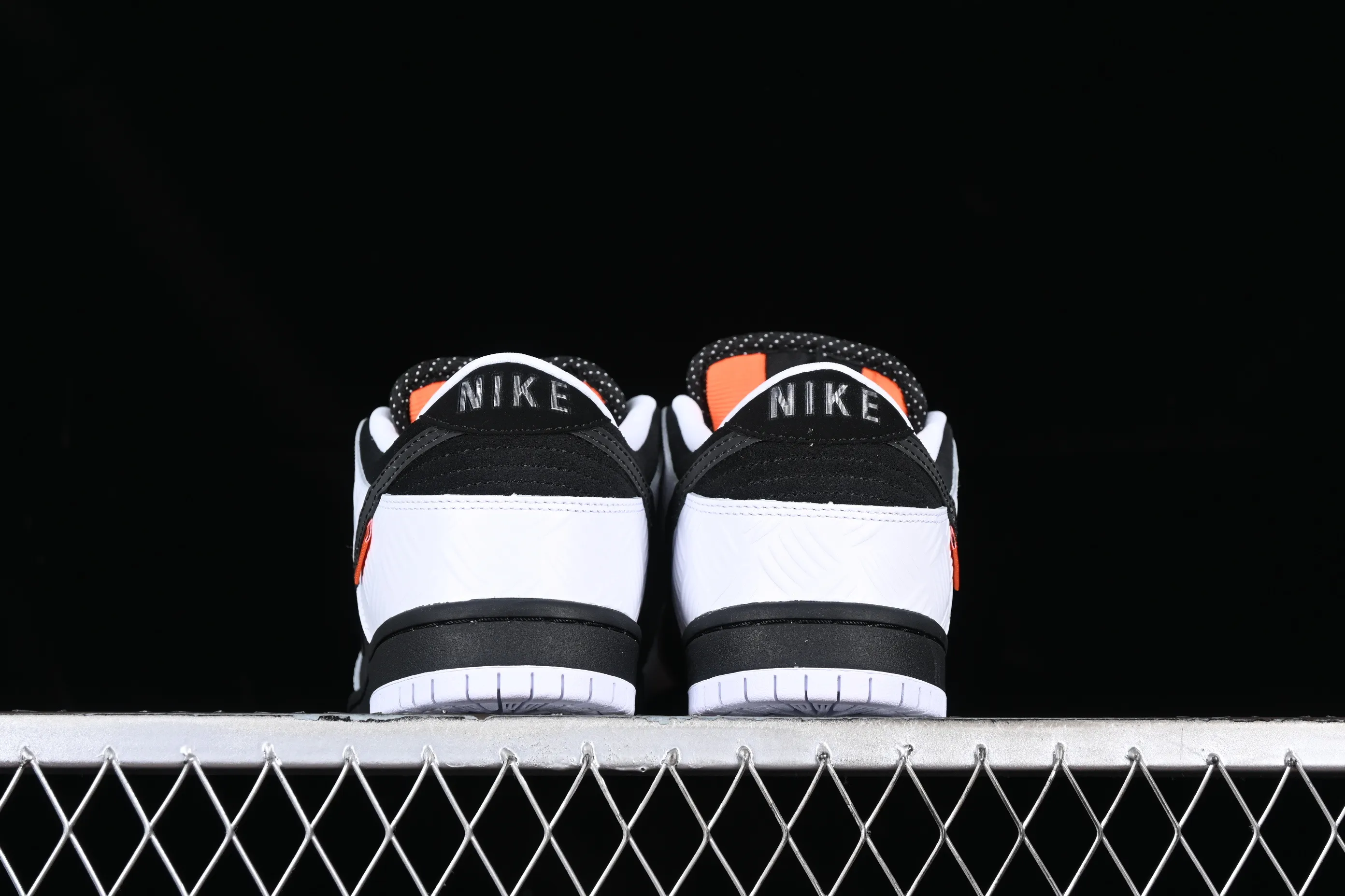 All categories Nk SB Dunk series Nk SB Dunk Low low-top sneakers F version Tightbooth x Nk SB Dunk joint model Reverse Panda SB low-top casual sports skateboard shoes FD2629-100